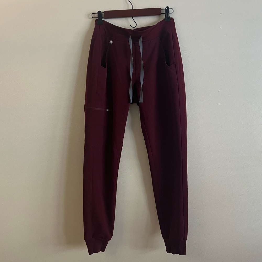 Figs burgundy Zamora joggers size extra small